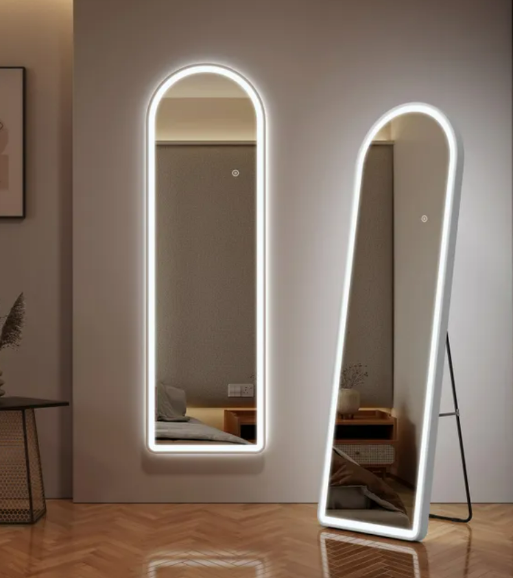 LED-SPIEGEL 50 × 160 CM – STILVOLL MIT GEBOGENEM DESIGN