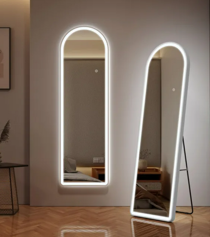 LED-SPIEGEL 50 × 160 CM – STILVOLL MIT GEBOGENEM DESIGN