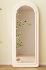 Bogenförmiger Standspiegel mit Bouclé-Stoff – 70 × 170 cm