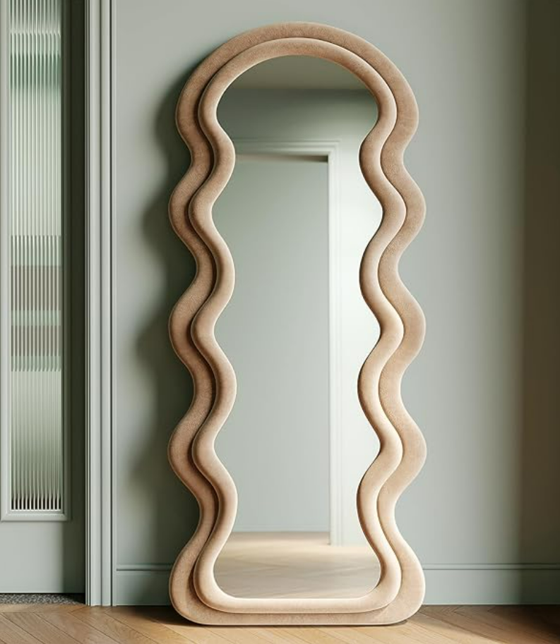 Fluffy Wave Spiegel – gewellter XXL-Standspiegel – 170 × 70 cm – weicher Bouclé-Rahmen – Beige / Rosa