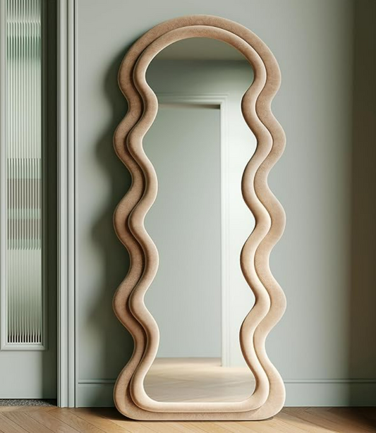 Fluffy Wave Spiegel – gewellter XXL-Standspiegel – 170 × 70 cm – weicher Bouclé-Rahmen – Beige / Rosa