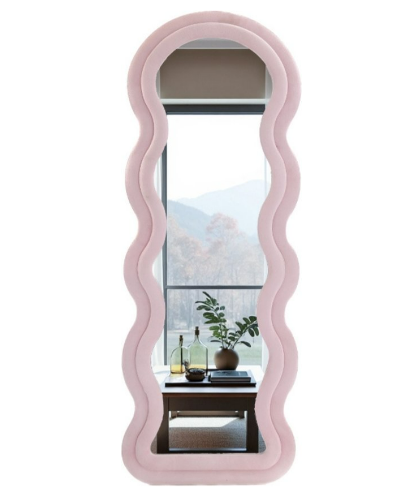 Fluffy Wave Spiegel – gewellter XXL-Standspiegel – 170 × 70 cm – weicher Bouclé-Rahmen – Beige / Rosa